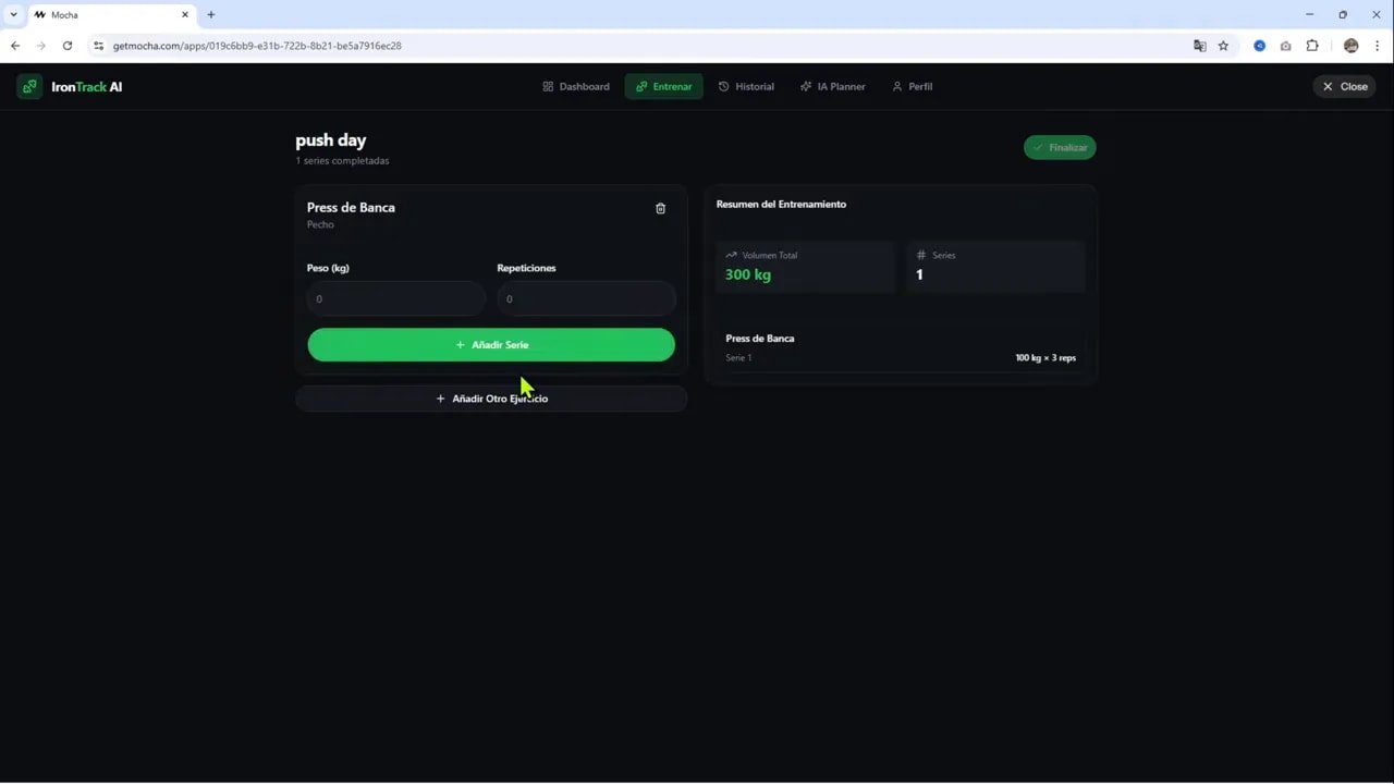 La herramienta más FÁCIL para crear tu app/web con IA | Base44 vs Emergent vs Mocha 8 Resumen del entrenamiento en Mocha con volumen total (300 kg), 1 serie registrada y detalle '100 kg x 3 reps'.