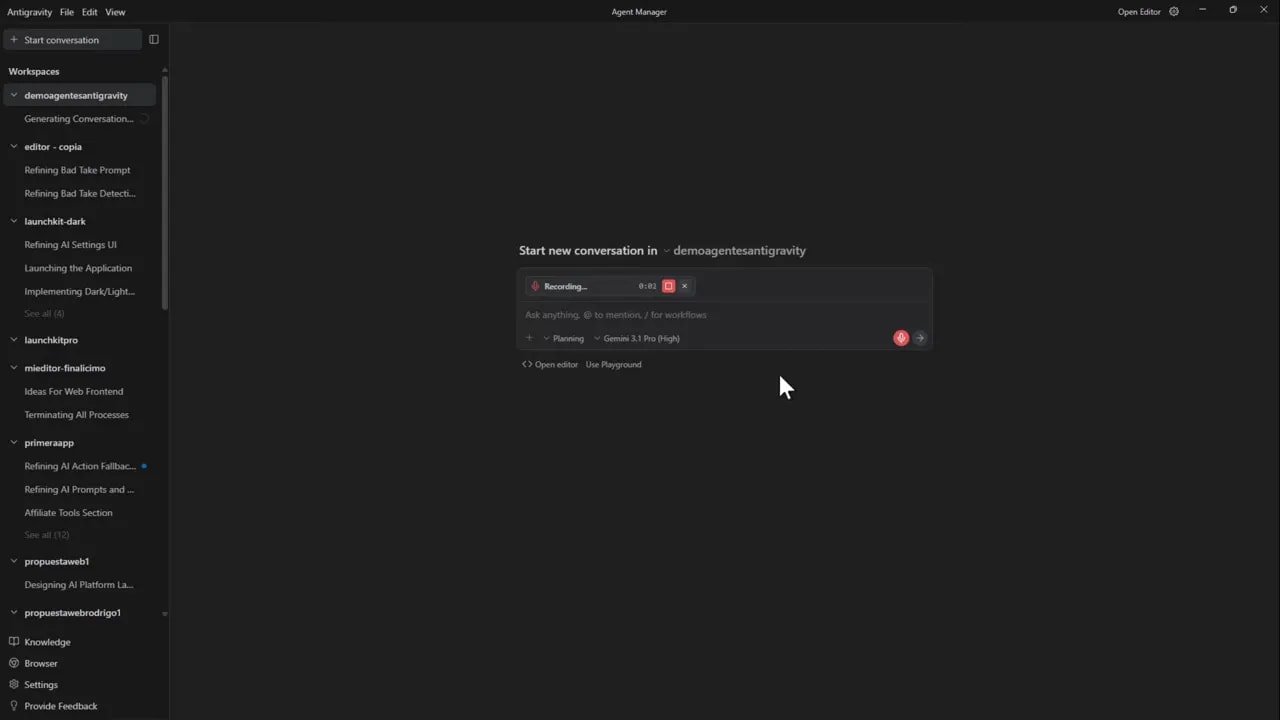 Interfaz de Antigravity con cuadro 'Start new conversation' y estado 'Recording' activo