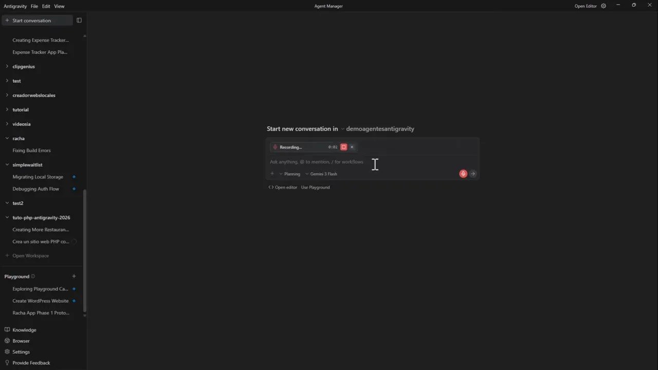Cuadro de texto de Antigravity mostrando el área para escribir el prompt, indicador de 'Recording' y selección de modelo