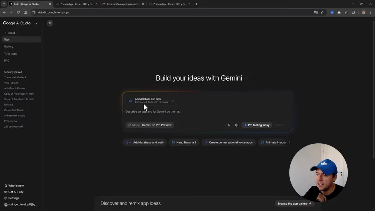 AI Studio ahora integra Firebase automáticamente, creé una app completa en 5 minutos 3 Cajón de prompt de AI Studio con un popover que indica 'Add database and auth — Firestore & Auth with Firebase' y el presentador en la esquina.