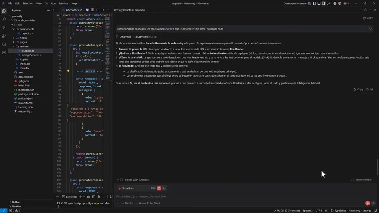 VS Code mostrando aiService.ts y texto contextual; captura clara del editor mientras se prepara la función de screenshots