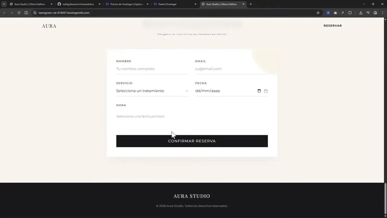 Formulario de reserva AURA en la web publicada, con campos de nombre, email, servicio, fecha y hora