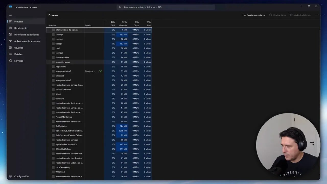Administrador de tareas de Windows mostrando procesos con columnas de CPU, memoria, disco y red
