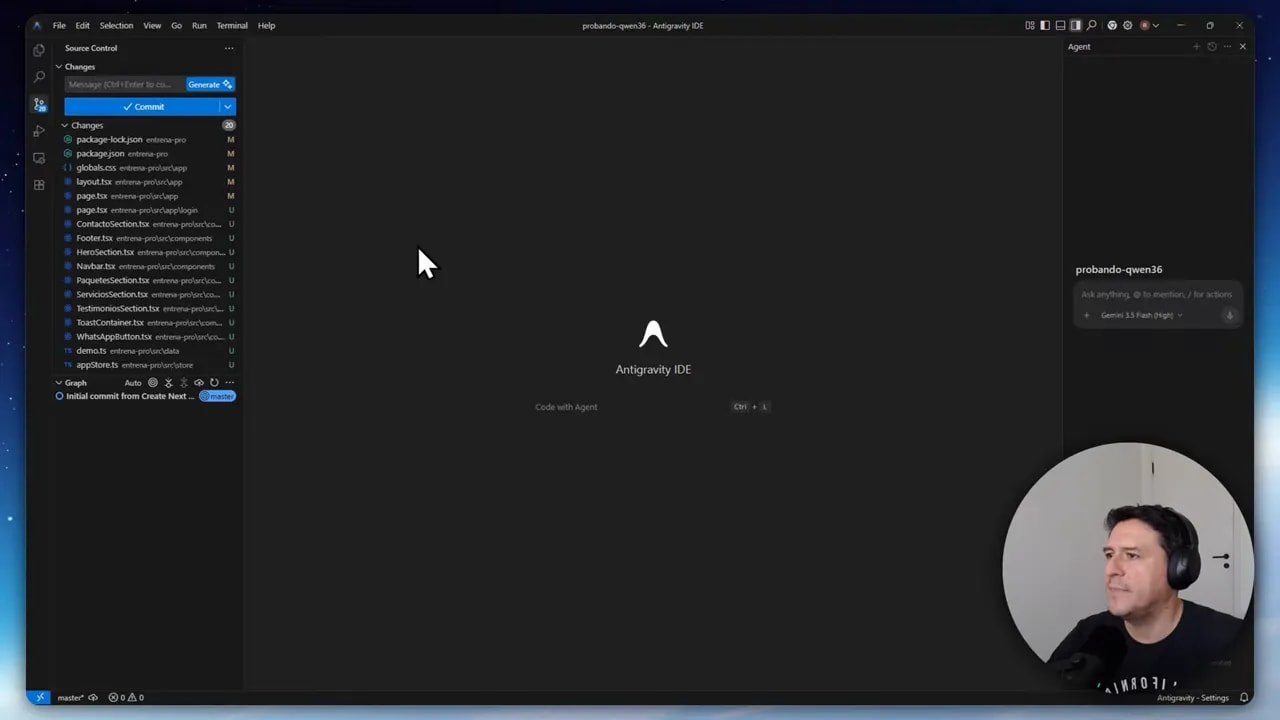 Antigravity IDE con source control visible y panel del agente integrado en modo oscuro