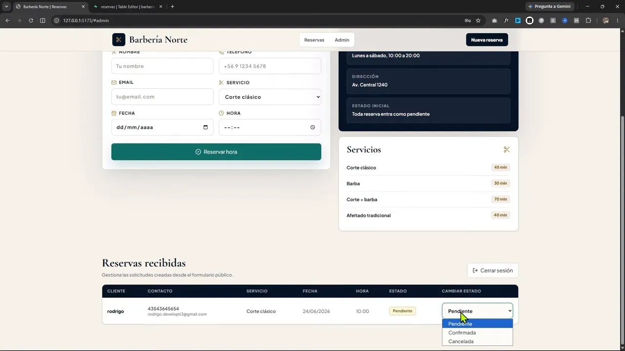 Tabla de reservas con menú desplegable para cambiar el estado a confirmada