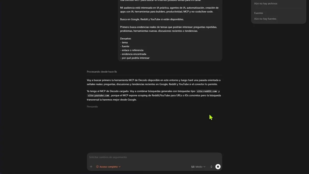 Interfaz oscura del agente mostrando resultados de investigación con enlaces y listas de hallazgos