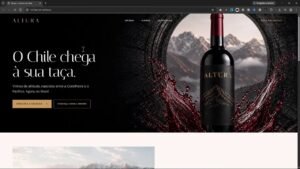 Página principal oscura con botella de vino Altura, barril y cordillera