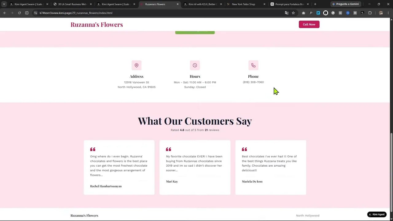 Sección de página con testimonios y bloques de reseñas sobre fondo rosa
