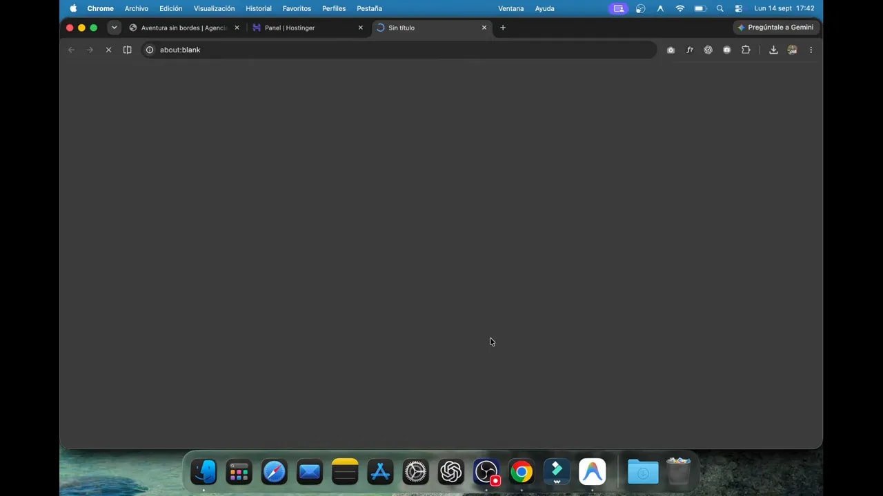 Así creo webs increíbles en minutos con IA: Antigravity, Gemini, ChatGPT y una experiencia premium de viajes 6 Administrador de archivos de hosting con una carpeta de proyecto web seleccionada