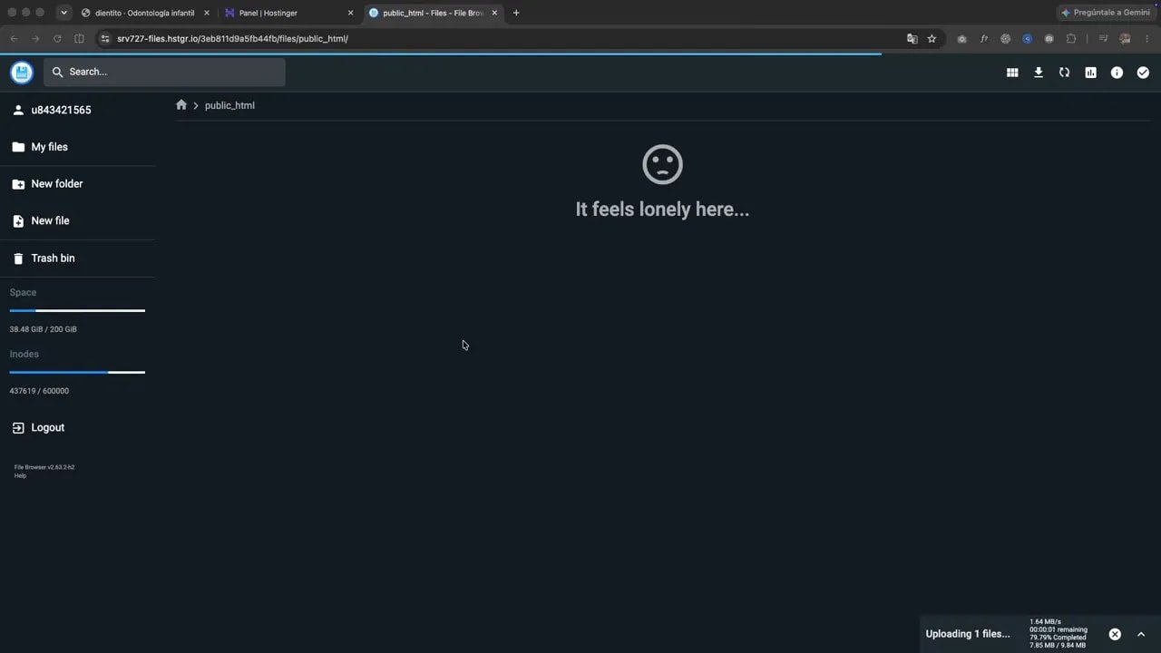 Así creo webs para negocios en minutos con IA: ChatGPT + Antigravity 5 Gestor de archivos del hosting mostrando carpeta y archivos de una web subida
