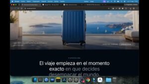 Página de viajes con texto central y una maleta turquesa sobre un paisaje tropical