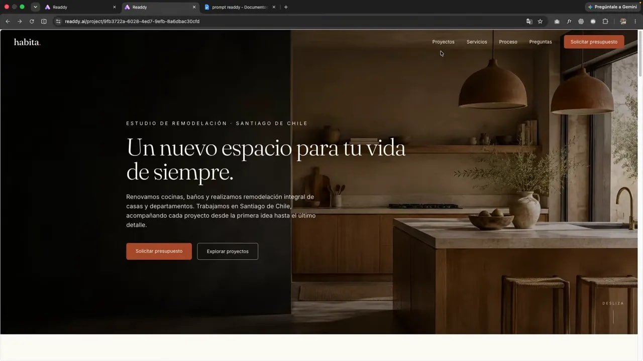 Crea y vende webs en una sola plataforma con Readdy e inteligencia artificial 3 Cabecera de una web de remodelaciones con texto blanco sobre fondo oscuro a la izquierda y una cocina a la derecha