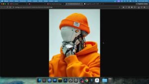 Imagen vertical de un robot con gorro y hoodie naranja sobre un fondo claro